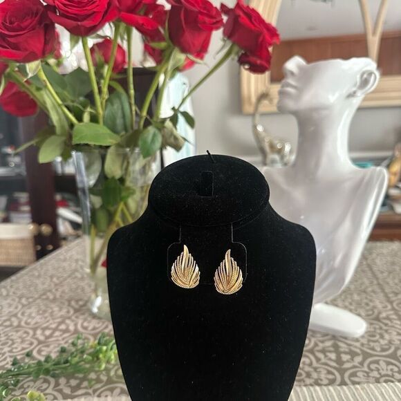 Crown Trifari Vintage Gold Tone‎ Clip Earrings Chunky Elegant Classic - Picture 1 of 7